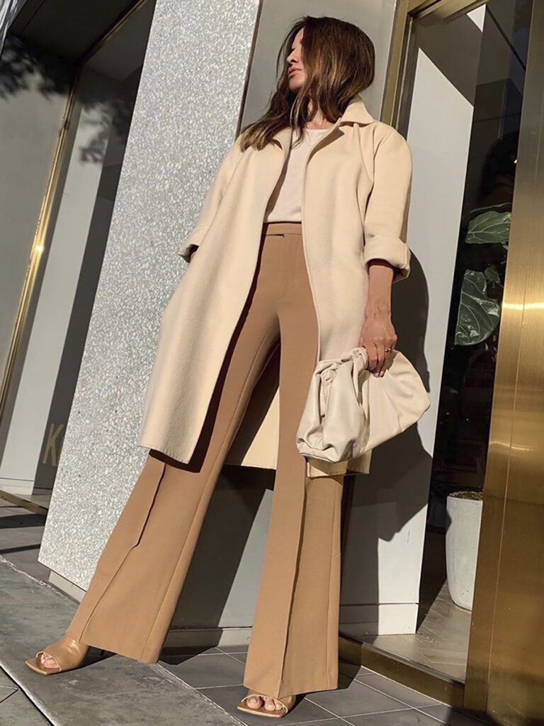 девушка в бежевом