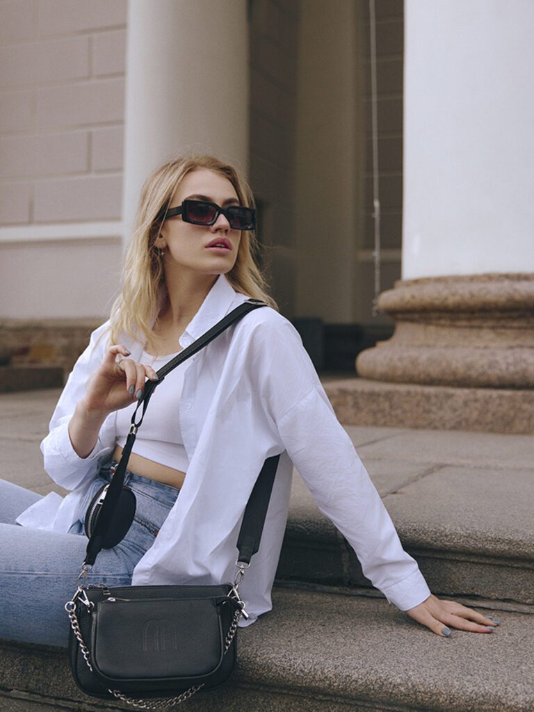 девушка с сумкой