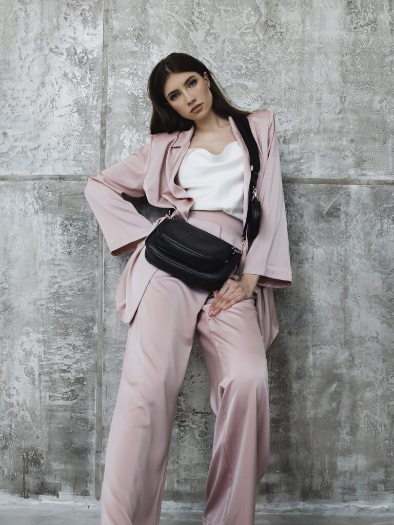 девушка с сумкой