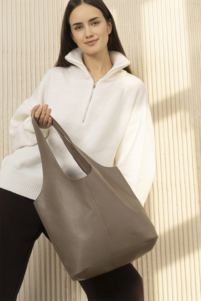 девушка с сумкой-шоппер