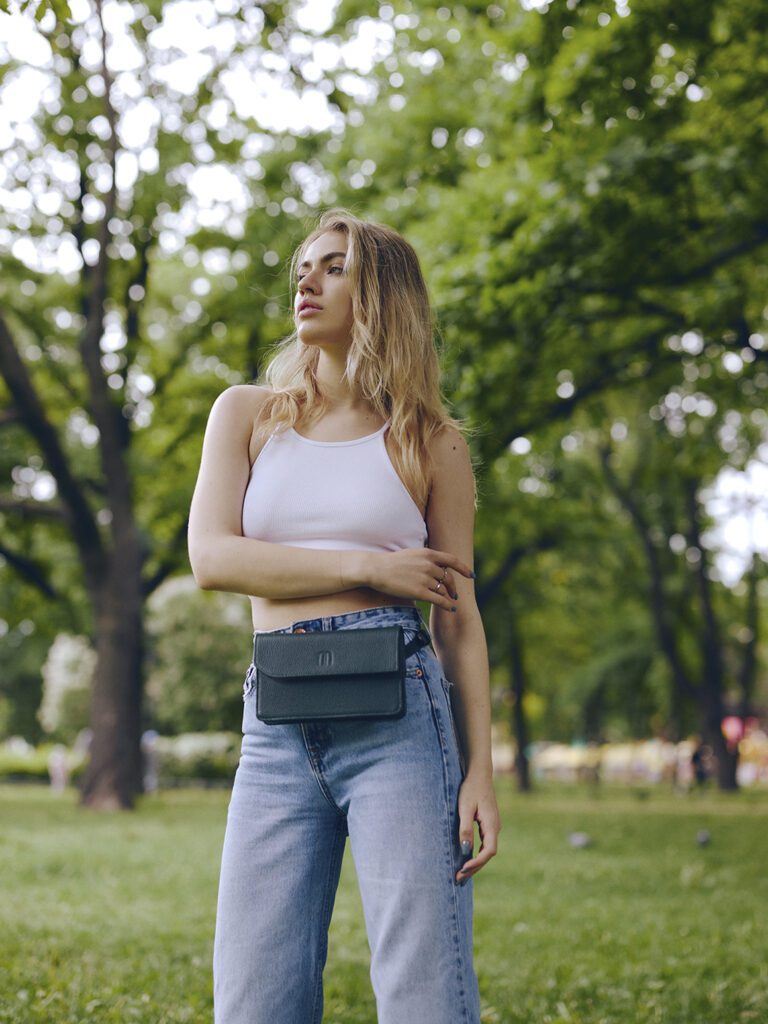 девушка с сумкой