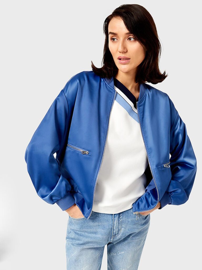 девушка в атласном бомбере