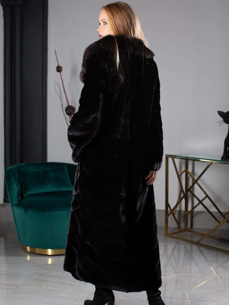 девушка в черной шубе