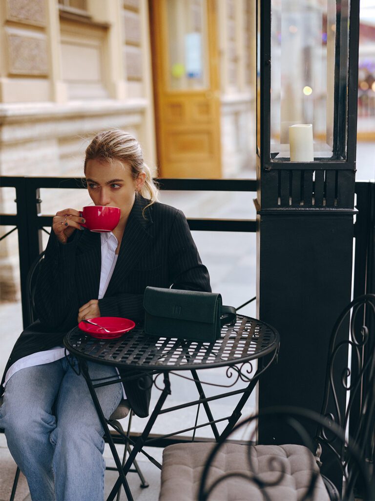 девушка в кафе