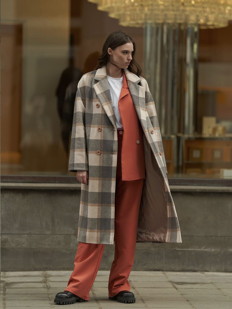 девушка в клетчатом пальто