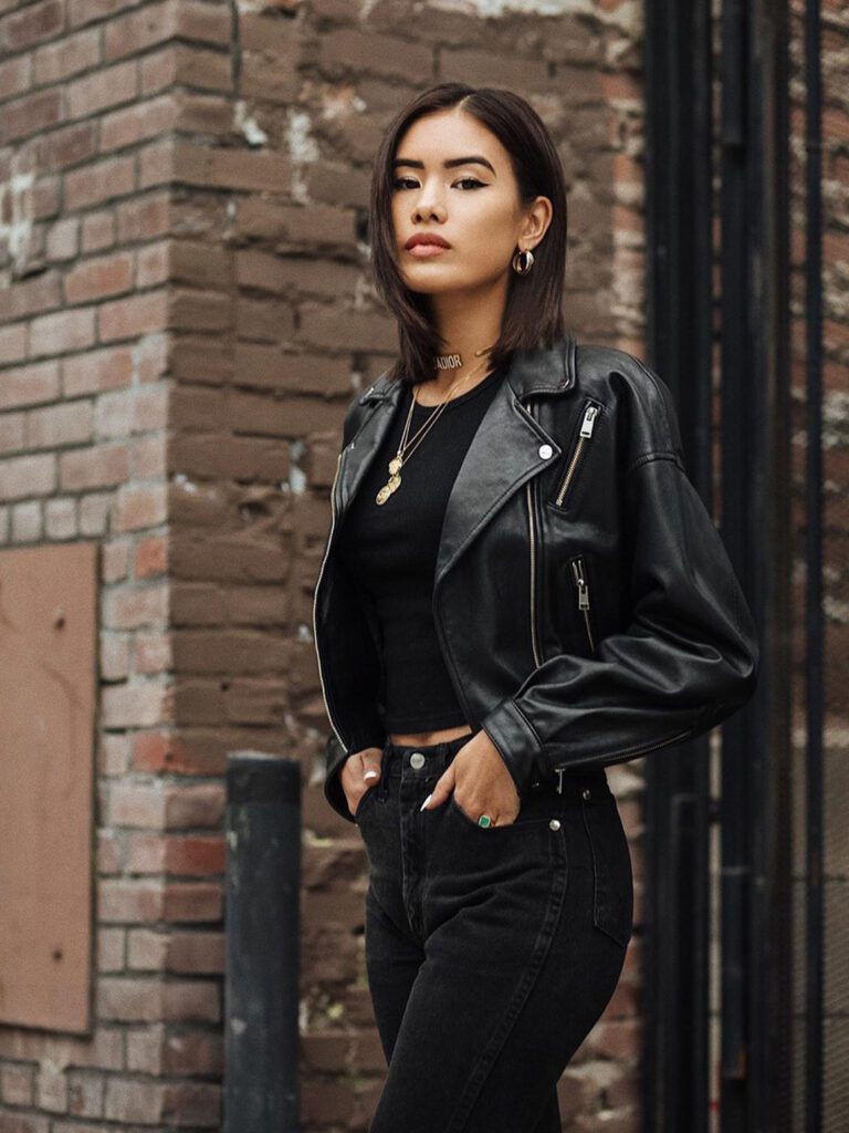 девушка в куртке байкера