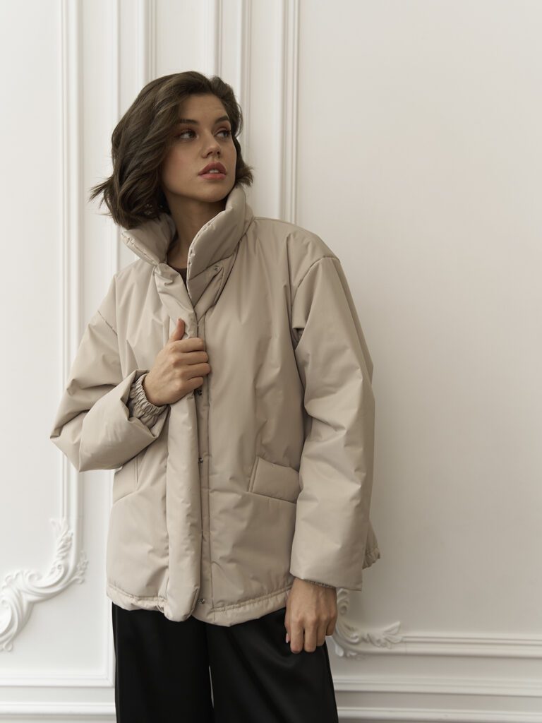 девушка в куртке с воротником