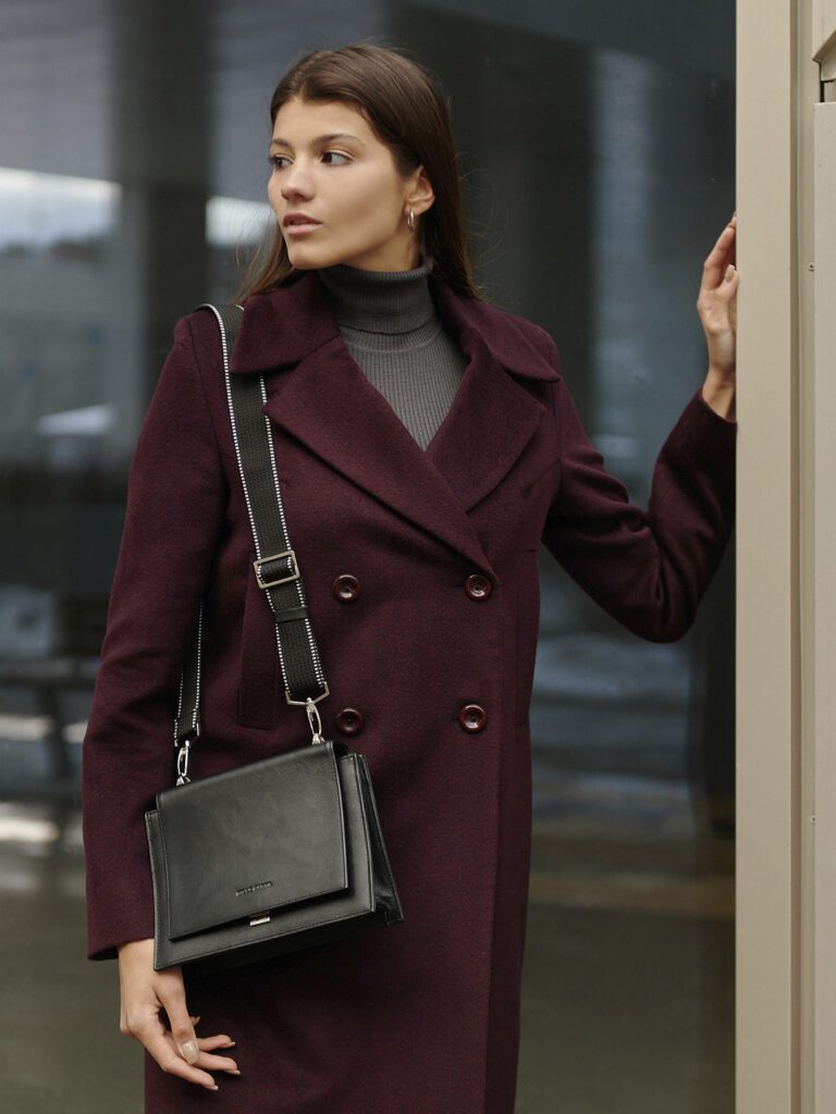 девушка в пальто