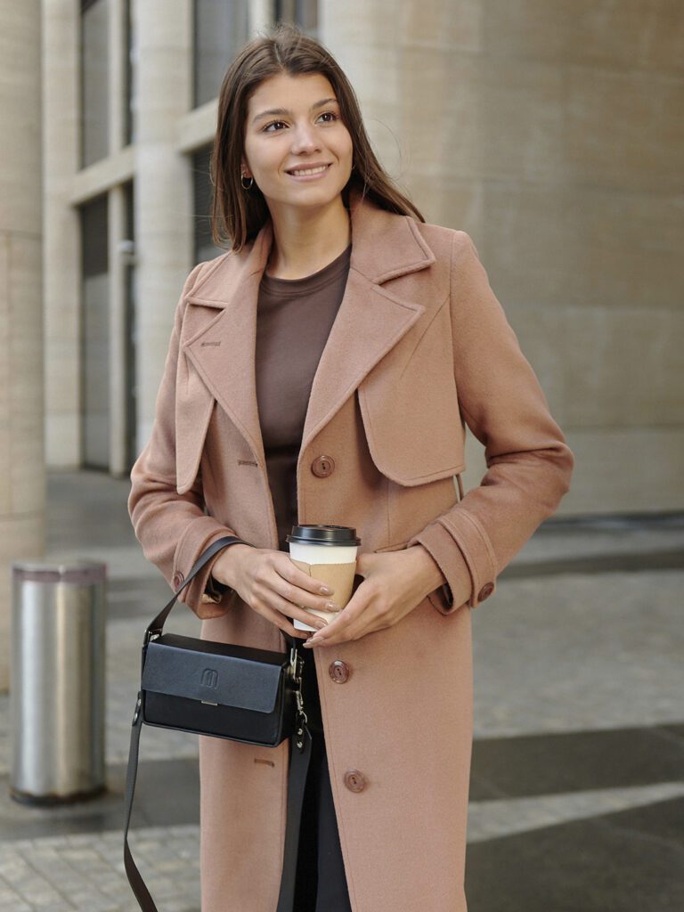 девушка в персиковом пальто