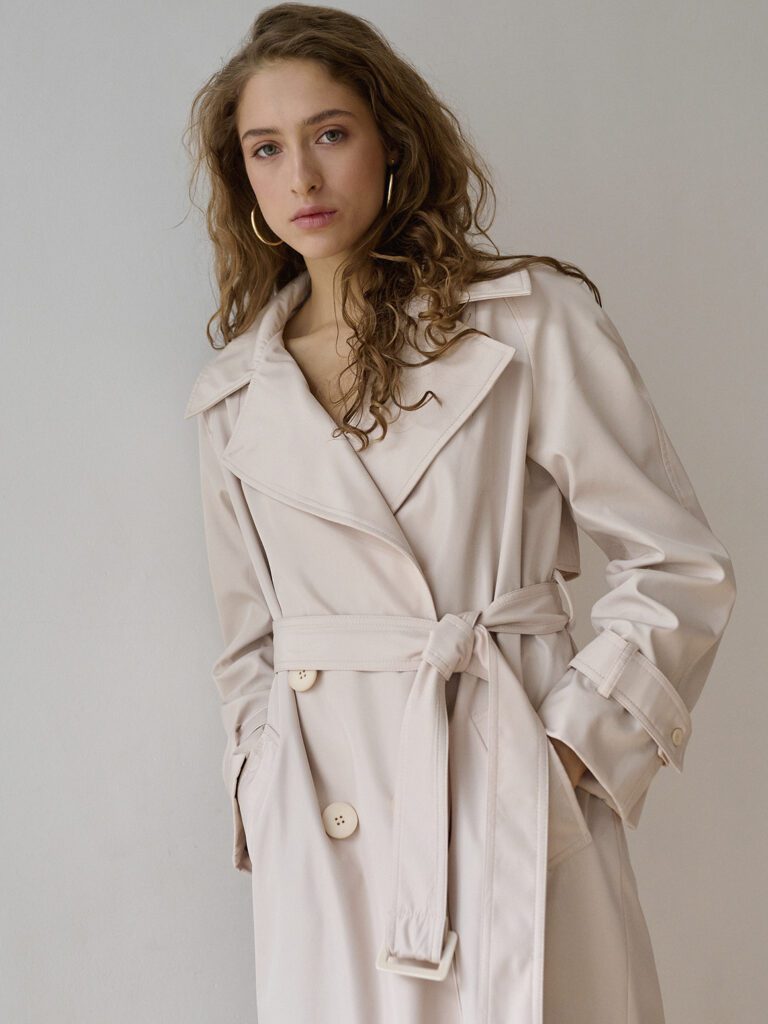 девушка в плаще