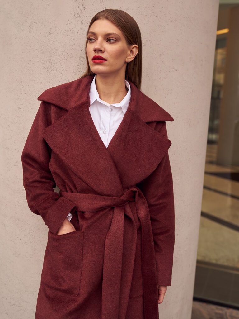 девушка в красном пальто