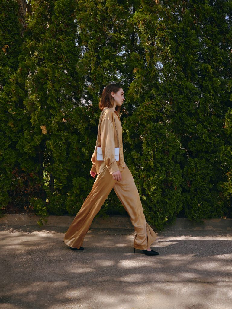 девушка в костюме