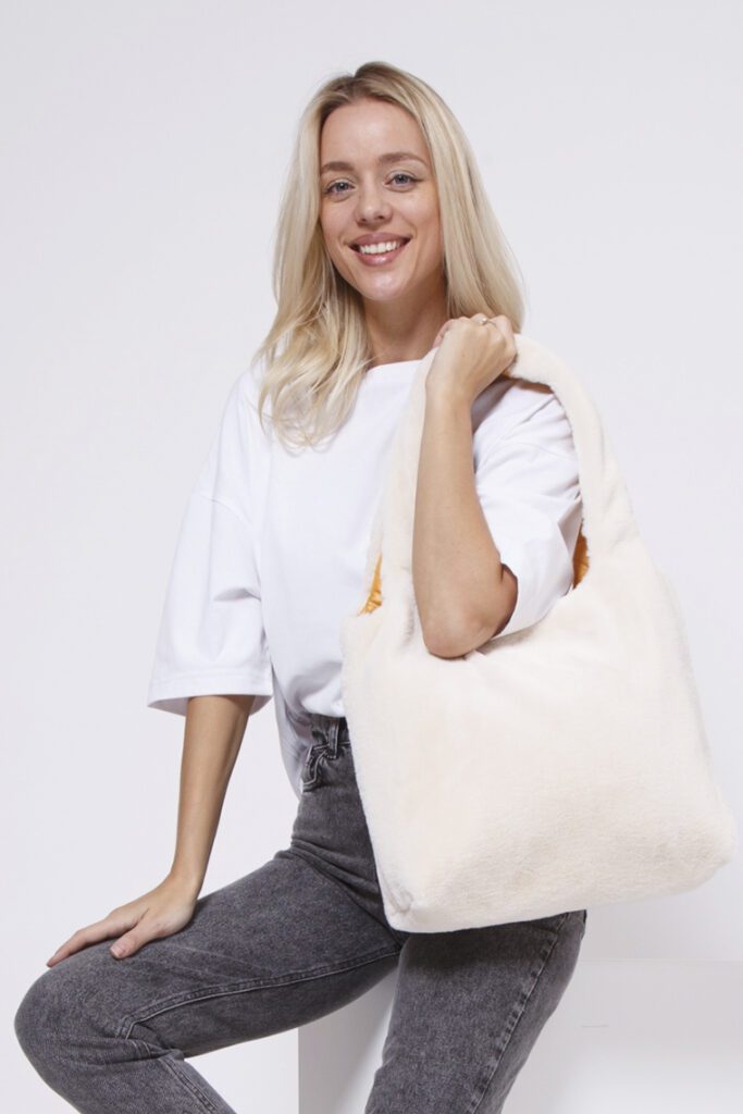 девушка с сумкой-шоппер