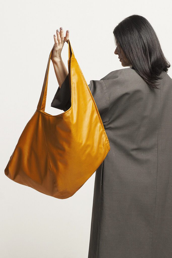 девушка с сумкой-шоппер