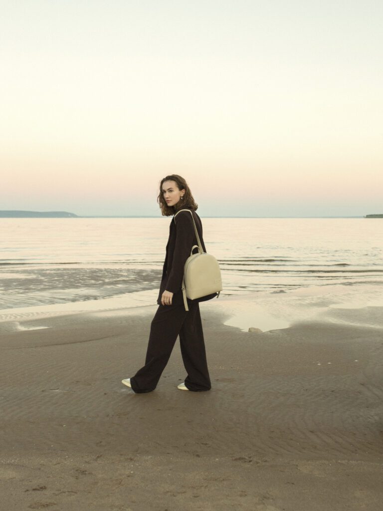 девушка с рюкзаком