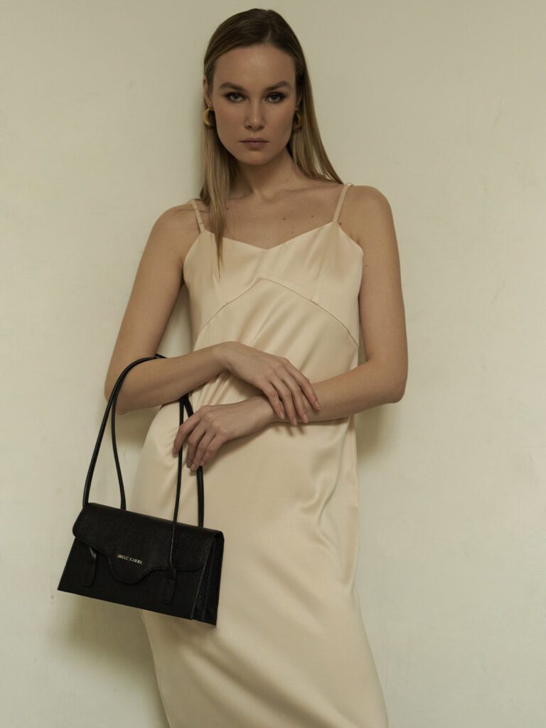 девушка с сумкой ASHLEY