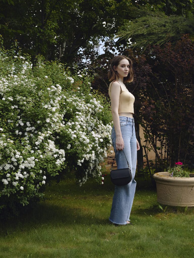 девушка с сумкой KARLA