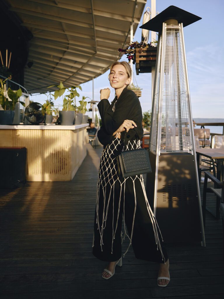 девушка с сумкой ROSE