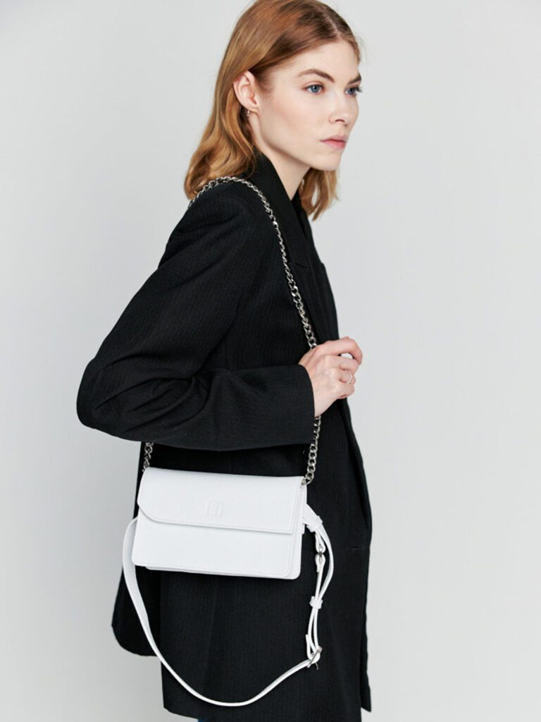 девушка с клатчем на цепочке