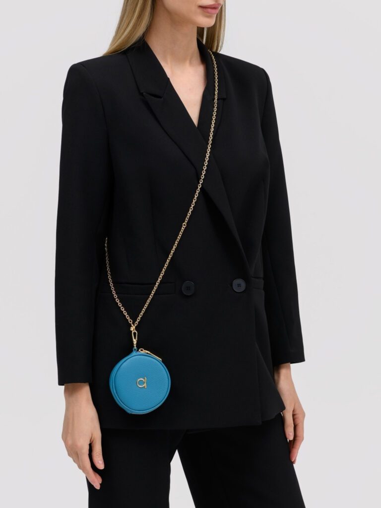 девушка с мини сумкой