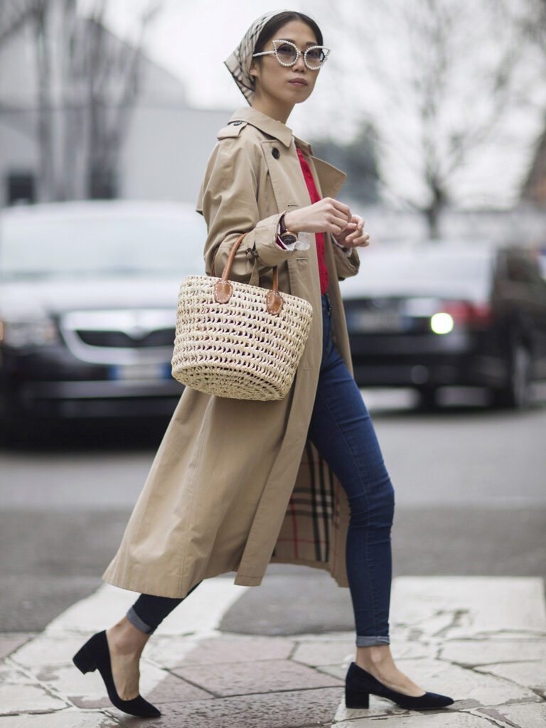 девушка с плетеной сумкой