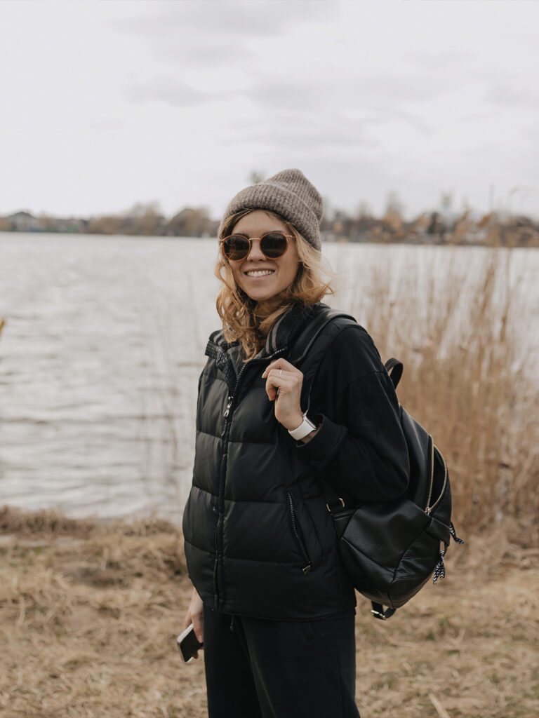 девушка с рюкзаком