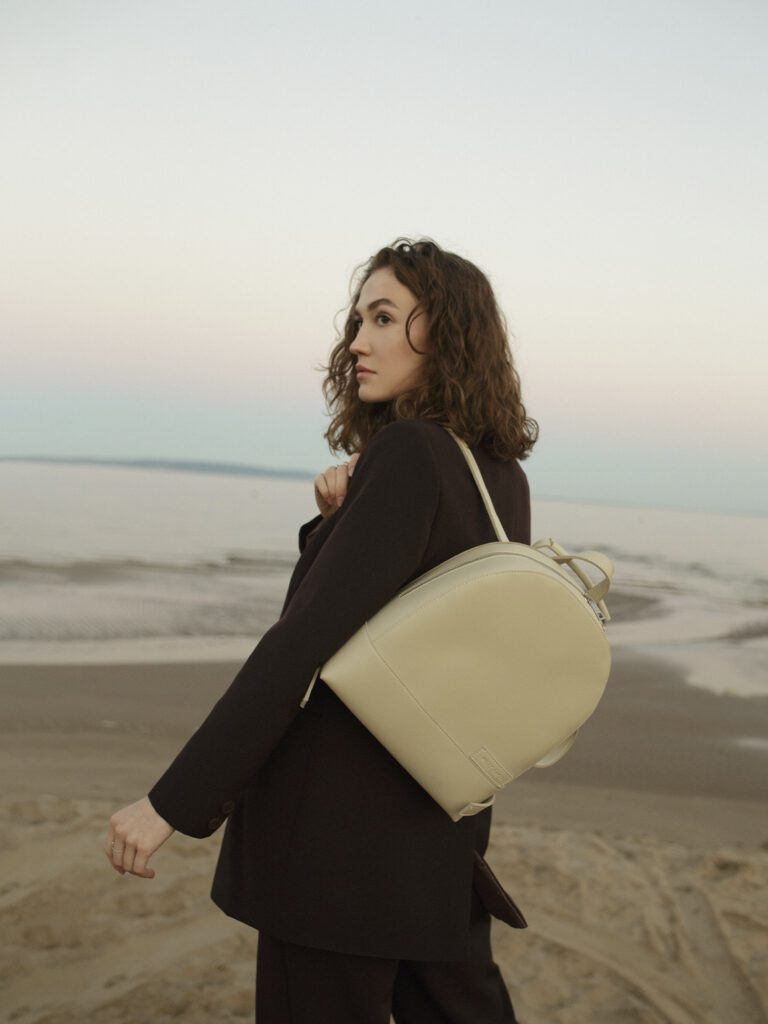 девушка с рюкзаком