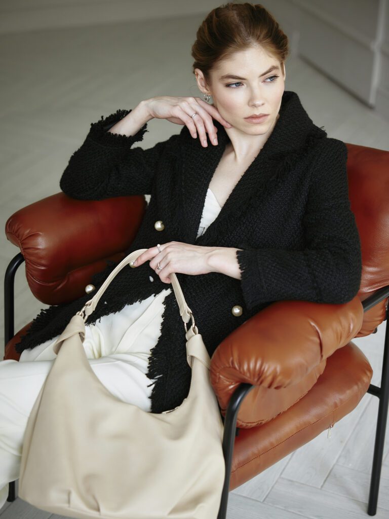 девушка с сумкой хобо