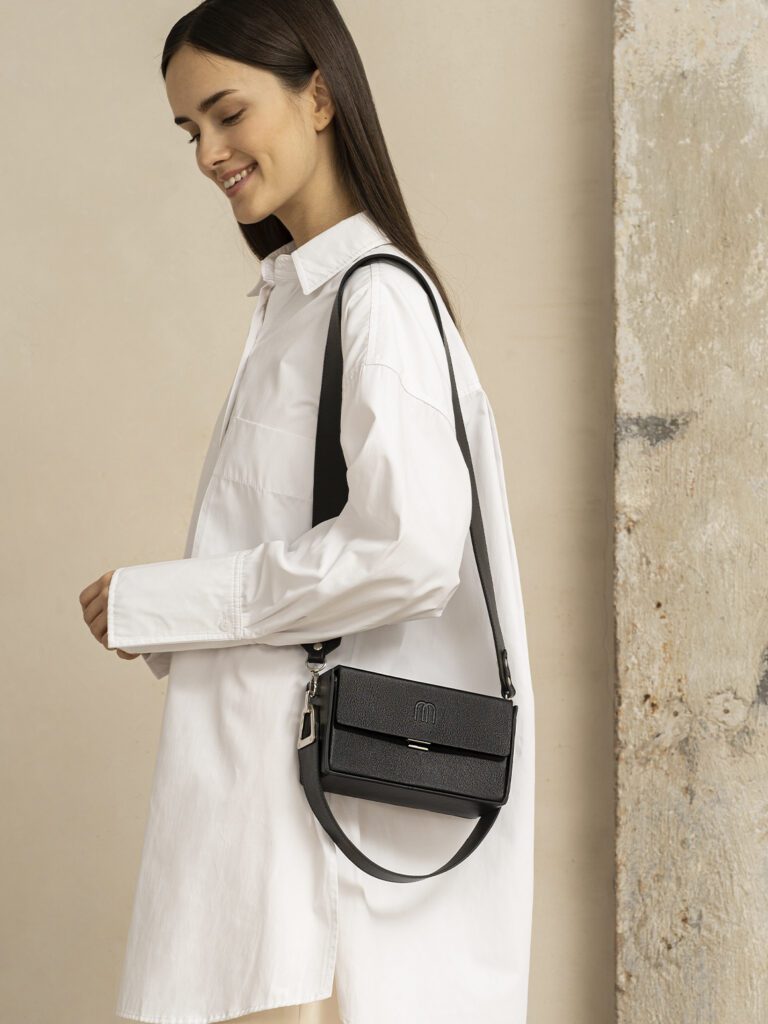 девушка с сумкой на широком ремне