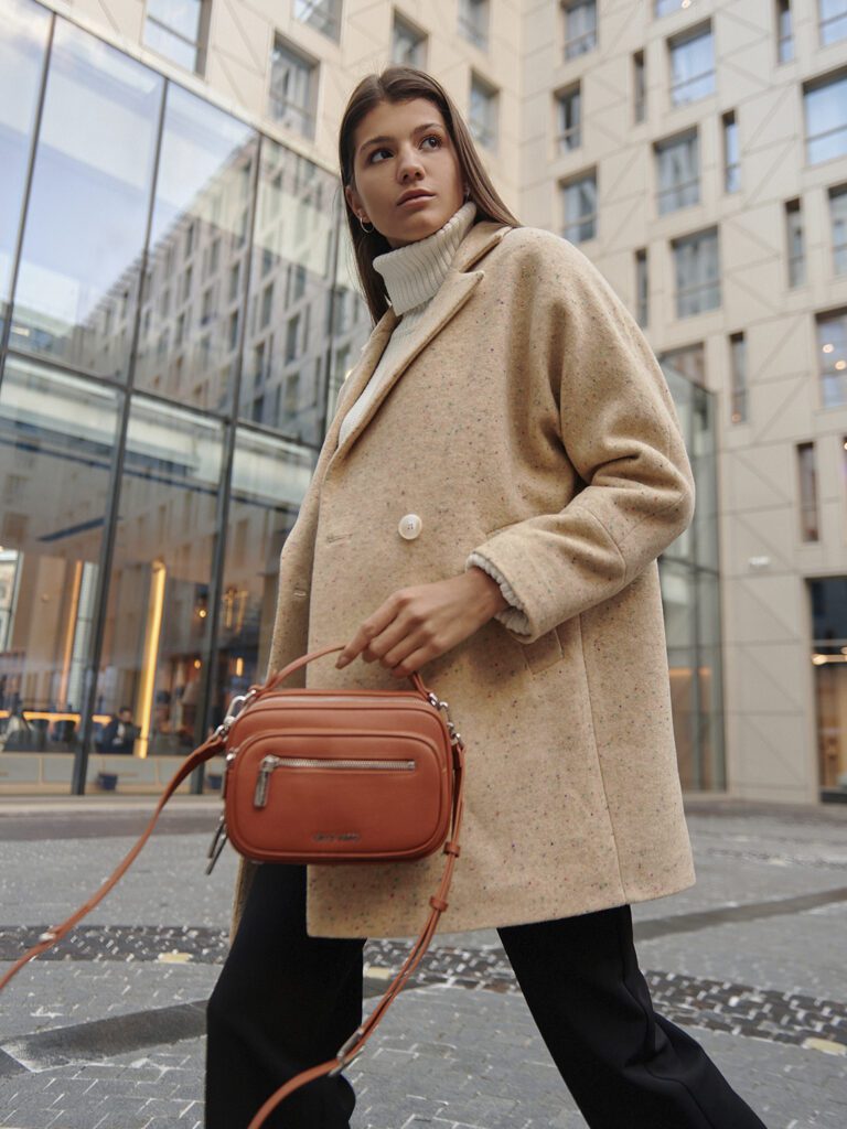 девушка в пальто