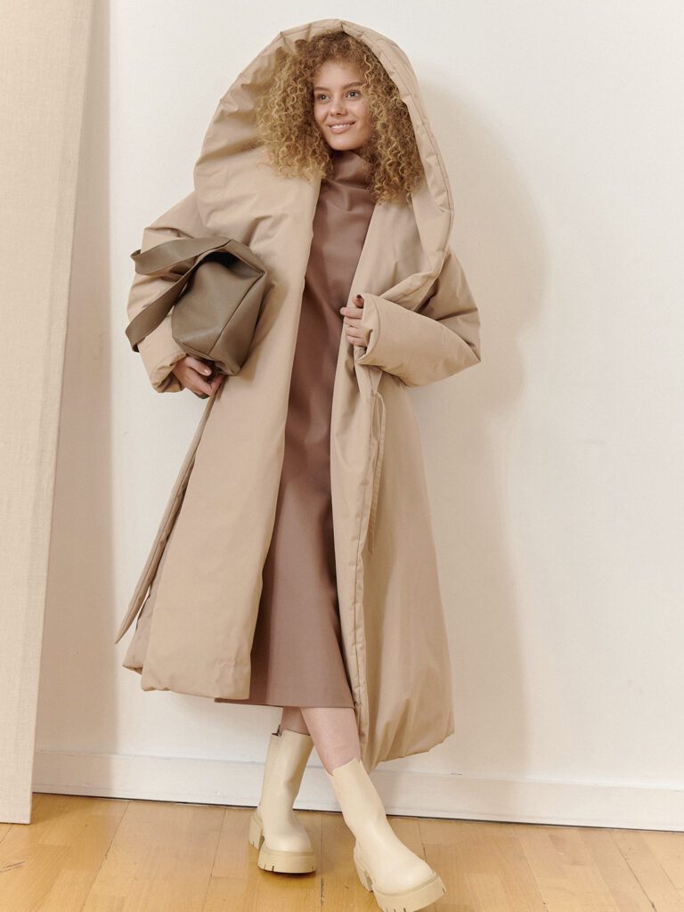 девушка в пуховике