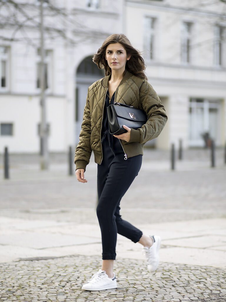 девушка в бомбере