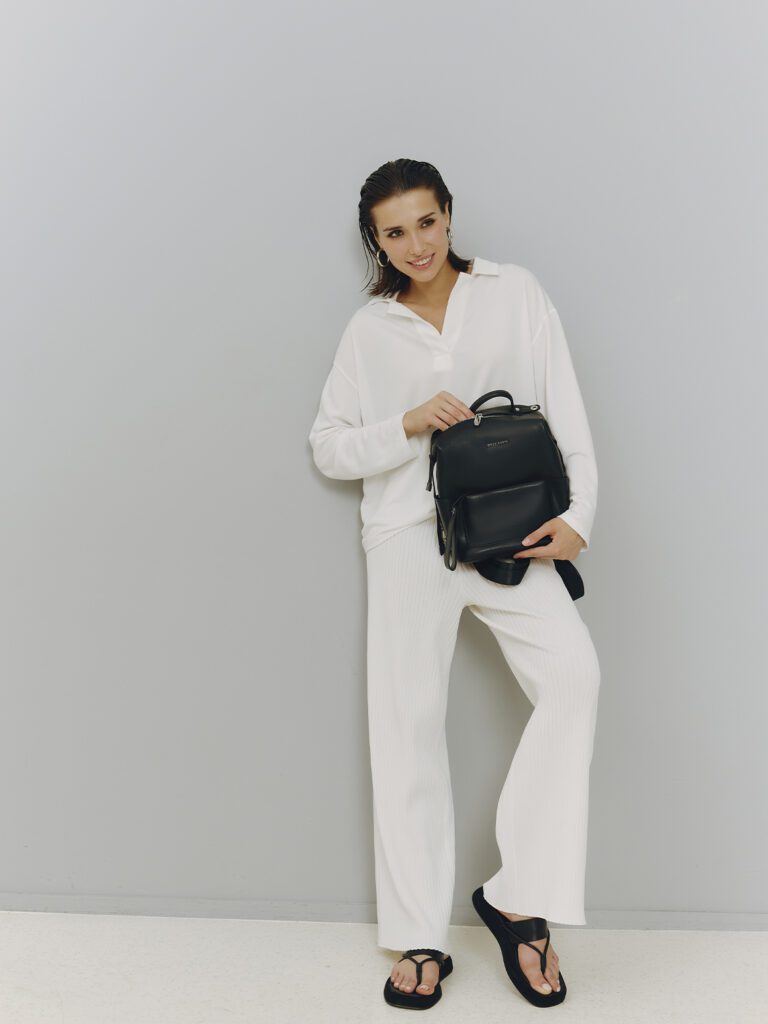 девушка с рюкзаком