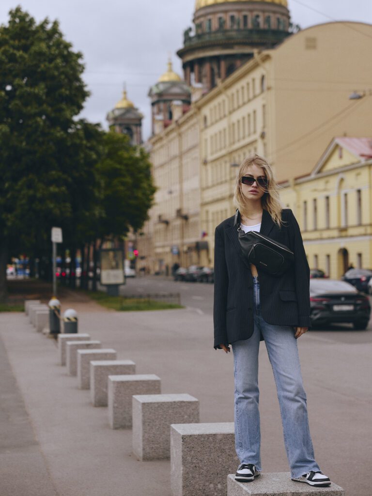 девушка в джинсах с сумкой