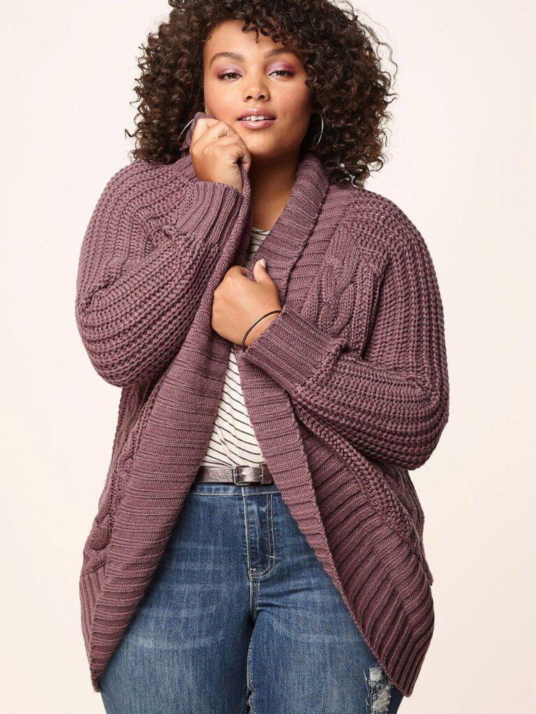 девушка в вязанном кардигане