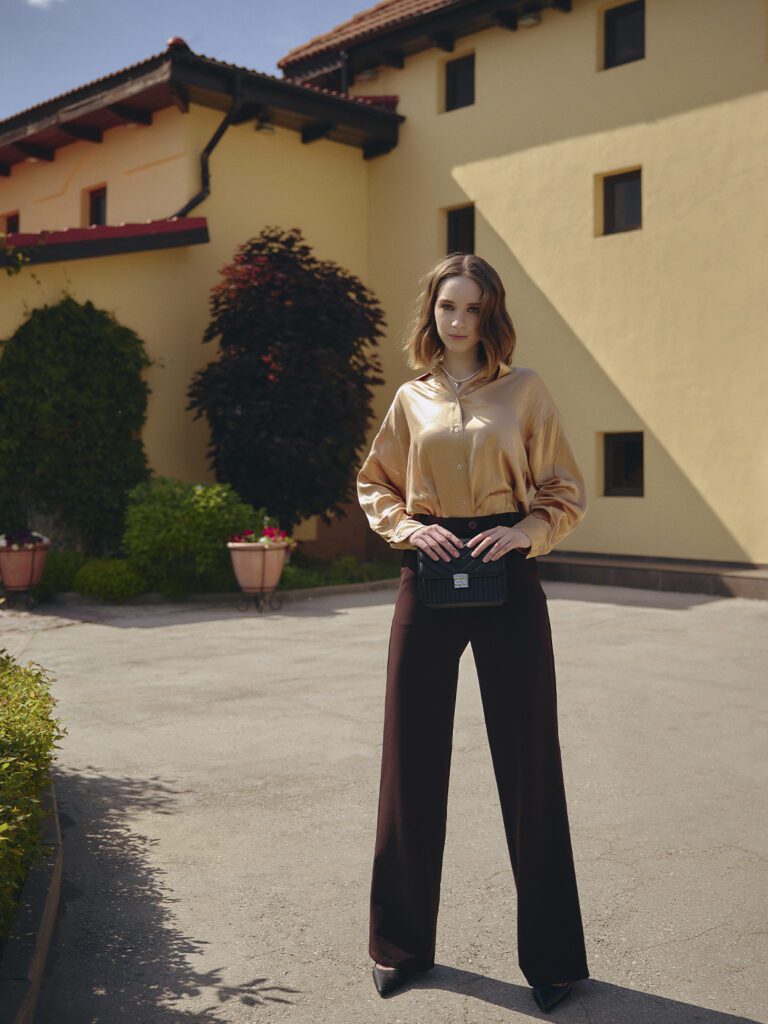 девушка в коричневых брюках