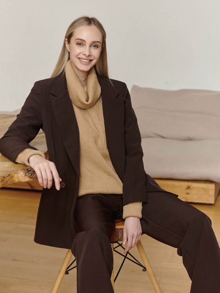 девушка в свитере