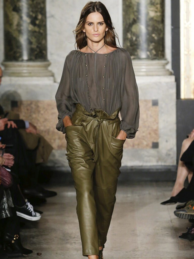 девушка в кожаных штанах