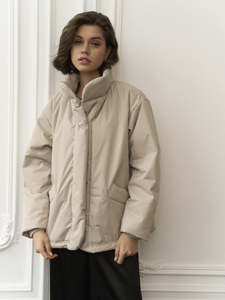 девушка в куртке