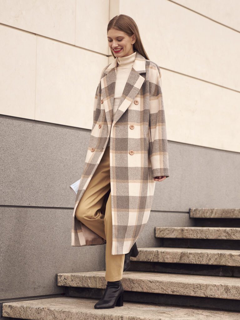 девушка в пальто в клетку