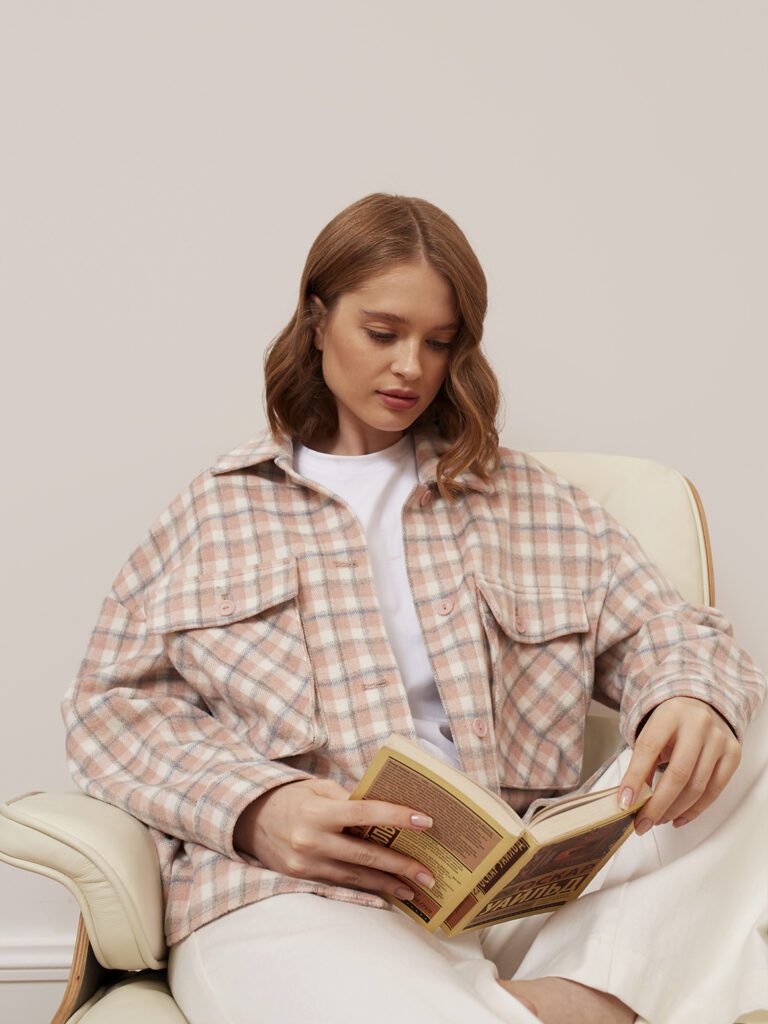 девушка в рубашке