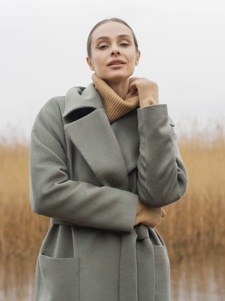 девушка в свитере