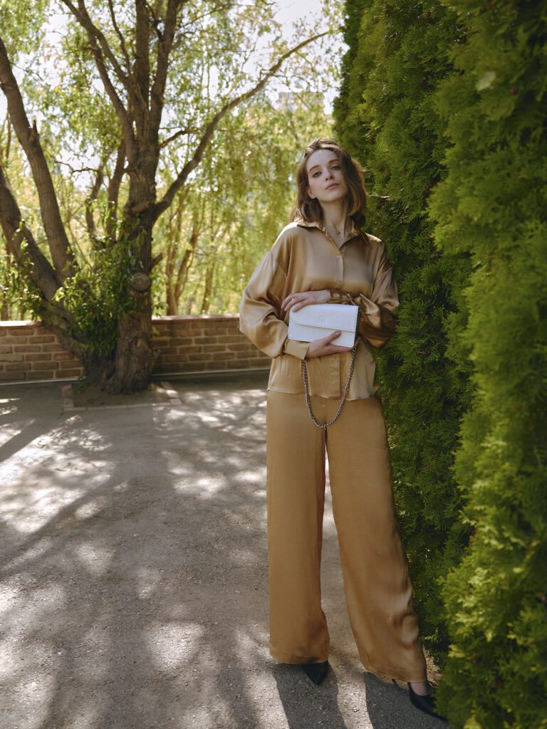 девушка в  костюме и туфлях