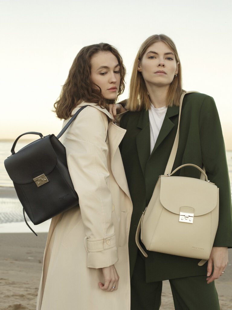 девушки с рюкзаками