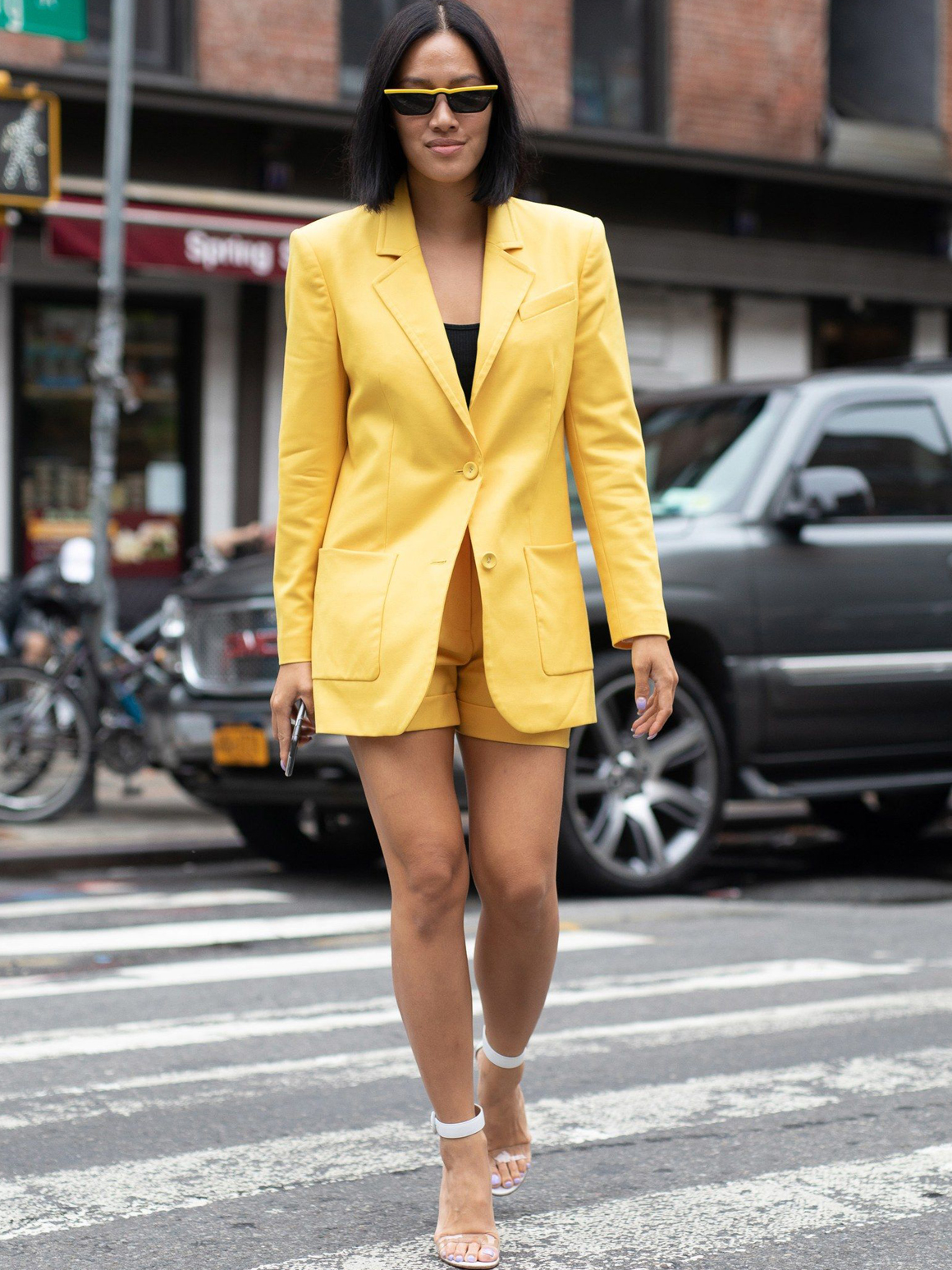 Желтая юбка черный пиджак