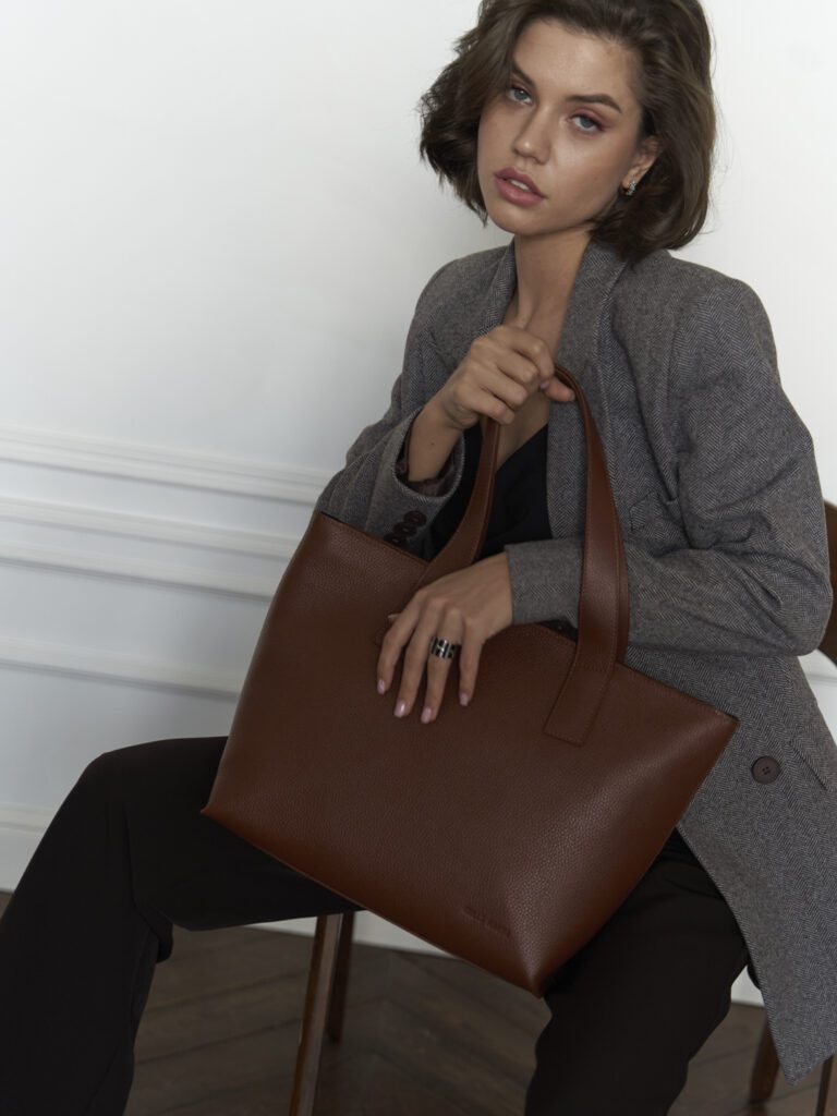 девушка с сумкой хобо