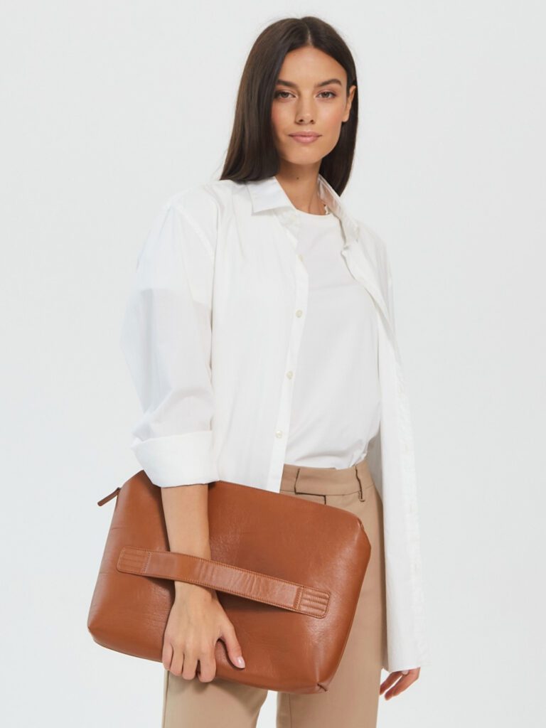 девушка с сумкой-папкой