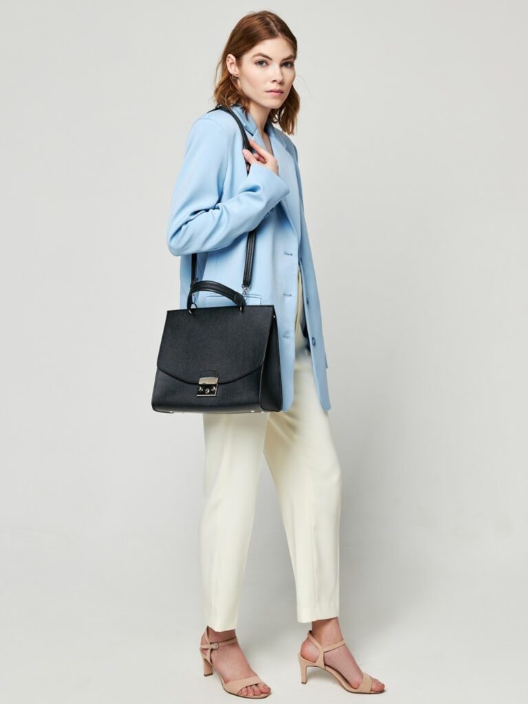 девушка с сумкой-почтальонкой