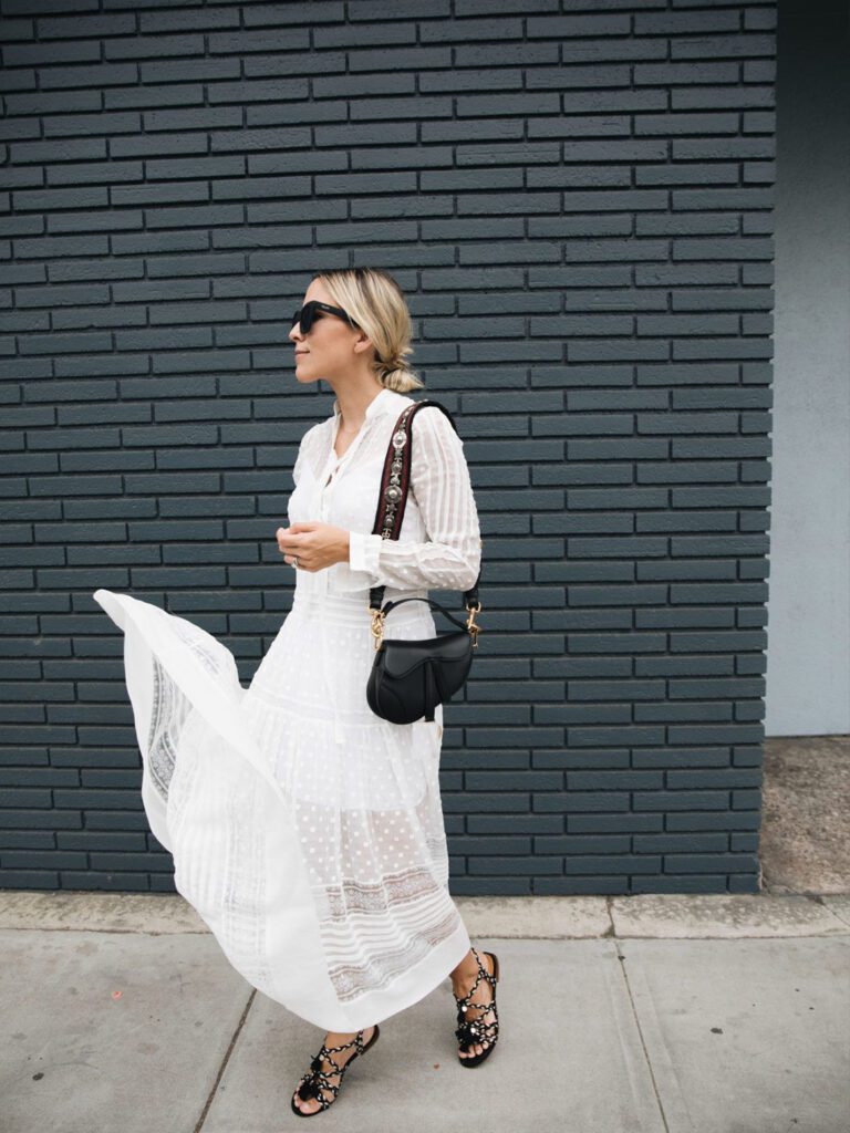 девушка в платье с сумкой-седлом