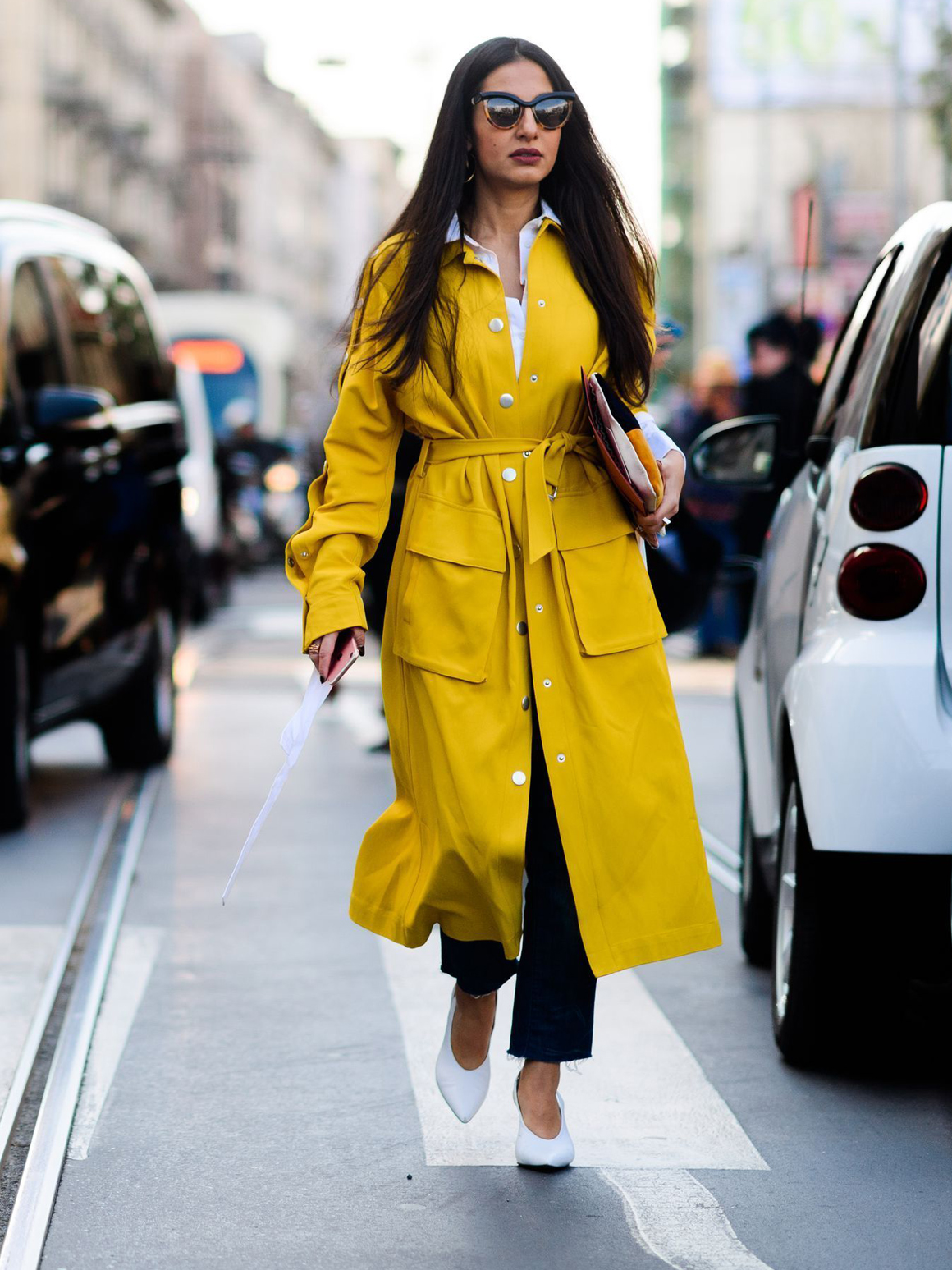 Женщина в желтом пальто